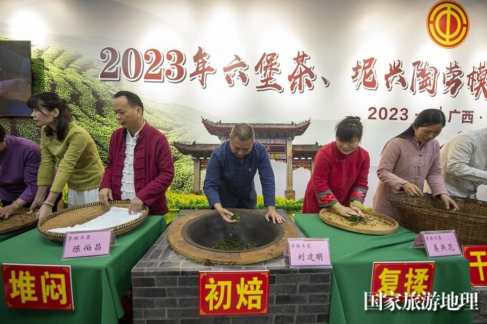7、2023年4月25日，在广西梧州市职工之家，六堡茶、坭兴陶劳模工匠们在展示茶陶制作工艺。（何华文）