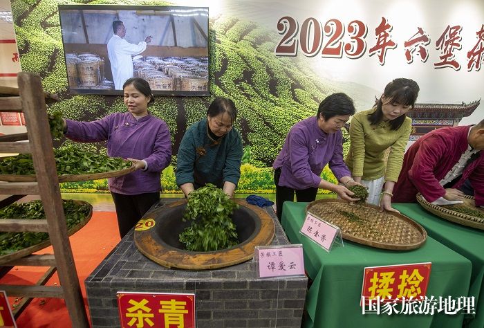 10、2023年4月25日，在广西梧州市职工之家，六堡茶、坭兴陶劳模工匠们在展示茶陶制作工艺。（何华文）