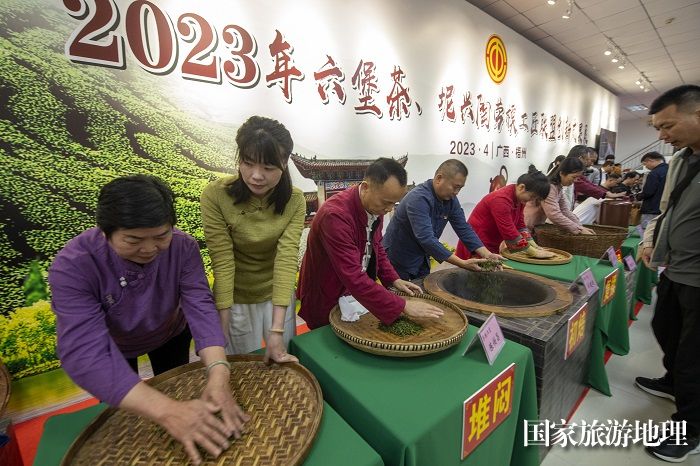 11、2023年4月25日，在广西梧州市职工之家，六堡茶、坭兴陶劳模工匠们在展示茶陶制作工艺。（何华文）