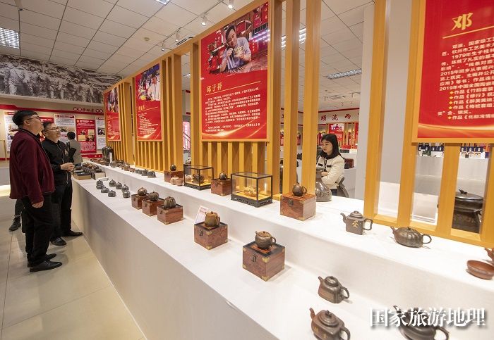 15、2023年4月25日，在广西梧州市职工之家，职工们在观看六堡茶、坭兴陶劳模工匠联盟创新成果展。（何华文）
