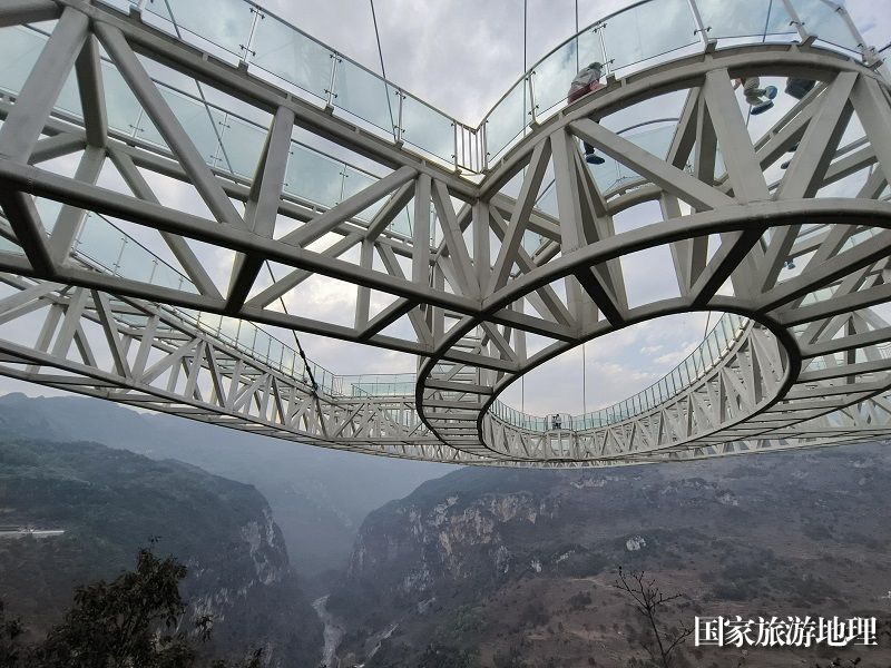 尼珠河大峡谷520米高的悬挑玻璃观景台。王吉聪 摄