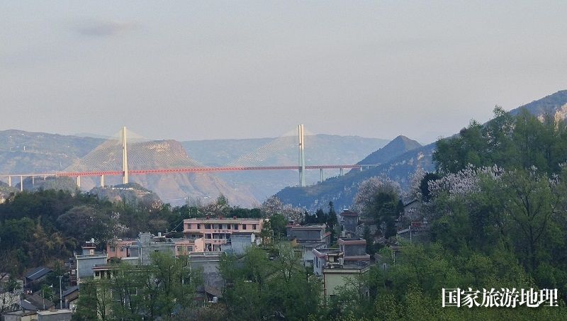 气势宏伟的世界第一高桥——尼珠河（北盘江）大桥。王吉聪 摄