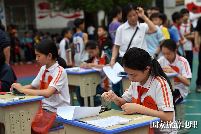 2023年4月20日，学生在贵州省从江县丙妹镇中心小学参加刺绣比赛。