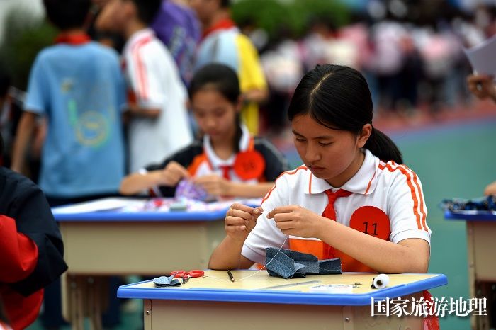 2023年4月20日，学生在贵州省从江县丙妹镇中心小学参加刺绣比赛。2