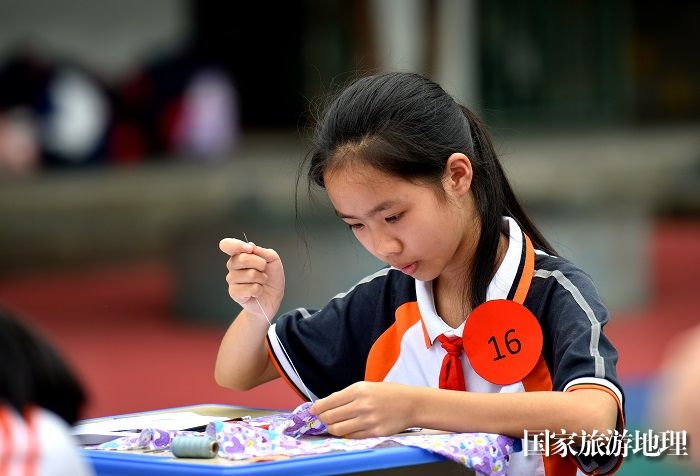 2023年4月20日，学生在贵州省从江县丙妹镇中心小学参加刺绣比赛。4