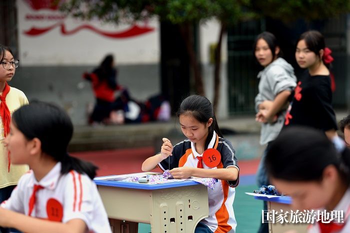 2023年4月20日，学生在贵州省从江县丙妹镇中心小学参加刺绣比赛。6