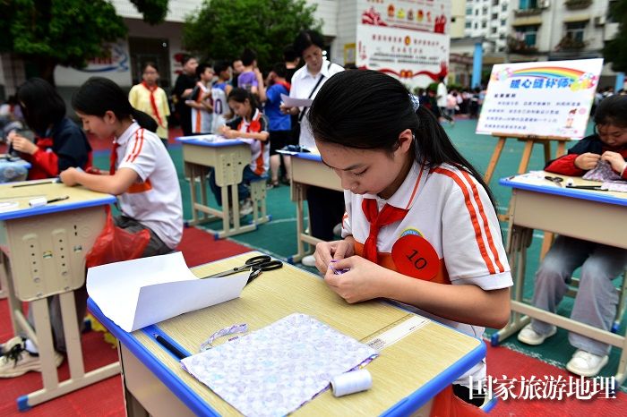 2023年4月20日，学生在贵州省从江县丙妹镇中心小学参加刺绣比赛。8