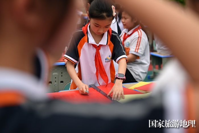2023年4月20日，学生在贵州省从江县丙妹镇中心小学参加制作灯笼比赛。