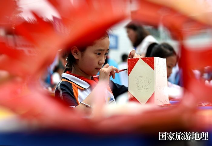 2023年4月20日，学生在贵州省从江县丙妹镇中心小学参加制作灯笼比赛。4