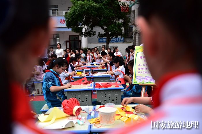 2023年4月20日，学生在贵州省从江县丙妹镇中心小学参加制作灯笼比赛。7