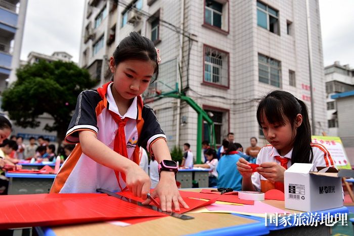 2023年4月20日，学生在贵州省从江县丙妹镇中心小学参加制作灯笼比赛。8