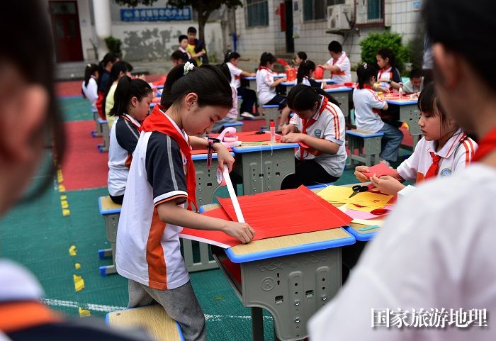 2023年4月20日，学生在贵州省从江县丙妹镇中心小学参加制作灯笼比赛。9