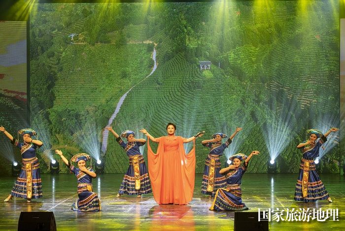 8、2023年4月28日晚，在梧州市职工文艺晚会上，演员表演歌舞《瑶寨欢歌》。（何华文）