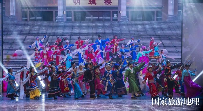 11、2023年4月28日晚，在梧州市职工文艺晚会上，演员表演歌舞《美丽的中国》。（何华文）