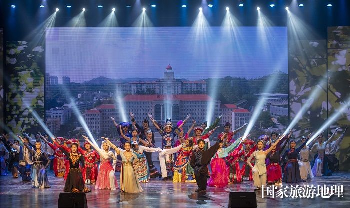 12、2023年4月28日晚，在梧州市职工文艺晚会上，演员表演歌舞《美丽的中国》。（何华文）