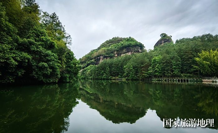 远眺蜡烛峰景点,又似寿龟卧池