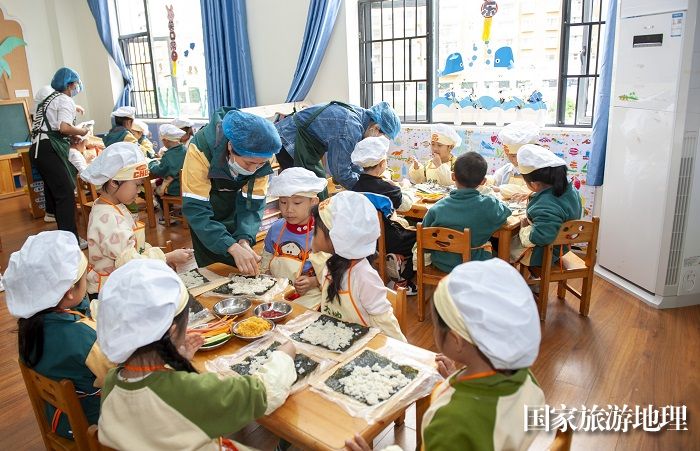 2023年5月12日，小朋友在贵州省从江县大地幼儿园和老师一起制作美食。 (5)