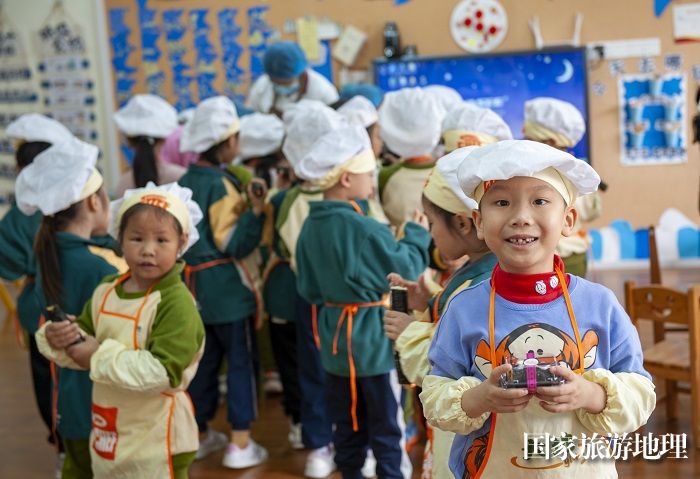 2023年5月12日，小朋友在贵州省从江县大地幼儿园和老师一起制作美食。 (16)