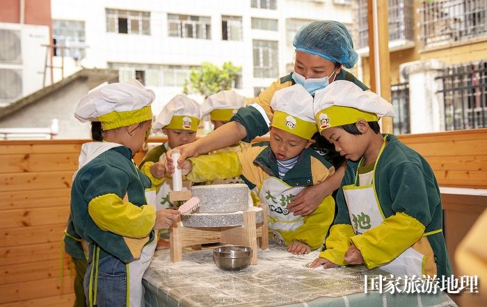 2023年5月12日，小朋友在贵州省从江县大地幼儿园和老师一起制作美食。 (19)