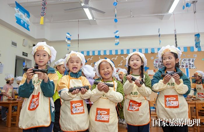 2023年5月12日，小朋友在贵州省从江县大地幼儿园展示制作的美食。 (3)