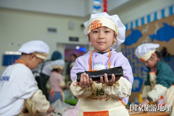 2023年5月12日，小朋友在贵州省从江县大地幼儿园展示制作的美食。