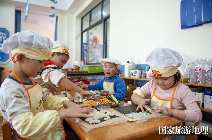 2023年5月12日，小朋友在贵州省从江县大地幼儿园制作美食。 (1)