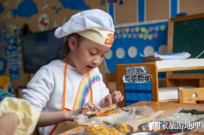 2023年5月12日，小朋友在贵州省从江县大地幼儿园制作美食。 (6)