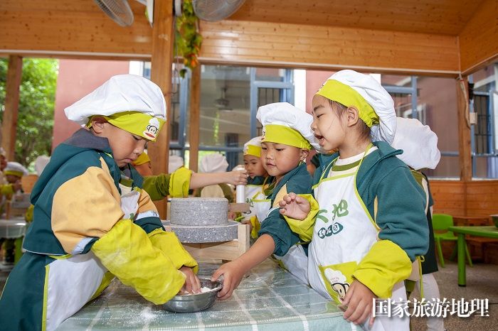 2023年5月12日，小朋友在贵州省从江县大地幼儿园制作美食。 (10)
