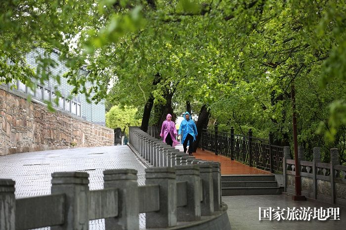 05——5月10日，游客在雨中的甘肃省平凉市崆峒山游览。