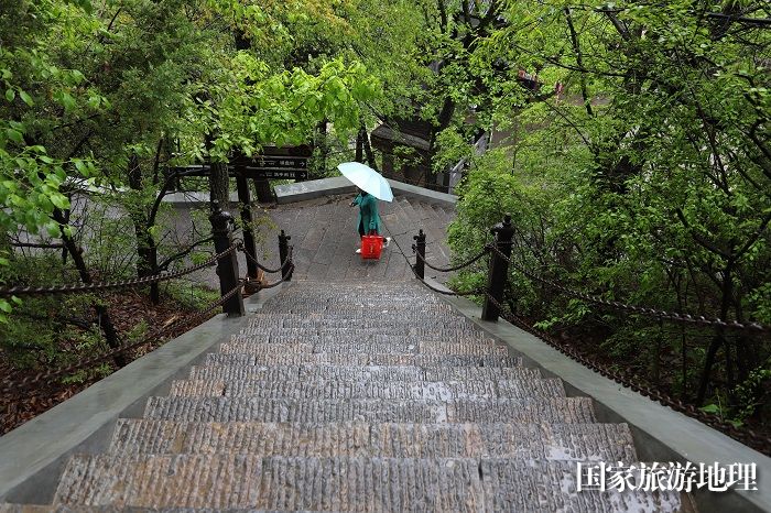 06——5月10日，游客在雨中的甘肃省平凉市崆峒山游览。