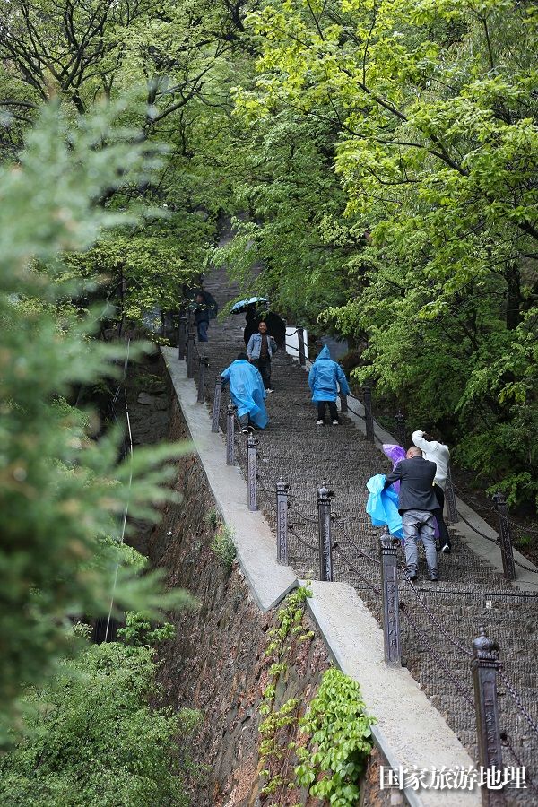 07——5月10日，游客在雨中的甘肃省平凉市崆峒山游览。