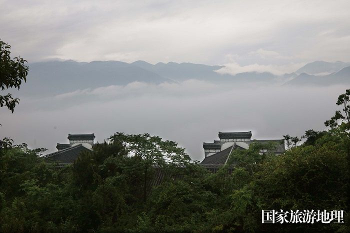 图5：云海中的巫山高铁站和小三峡蔚成奇观。2023年5月4日，摄于重庆巫山高铁站。唐金生摄