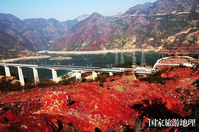 图7：郑渝高铁两列动车途经巫山红叶景区醉客。2022年12月19日，摄于重庆巫山站。唐金生摄