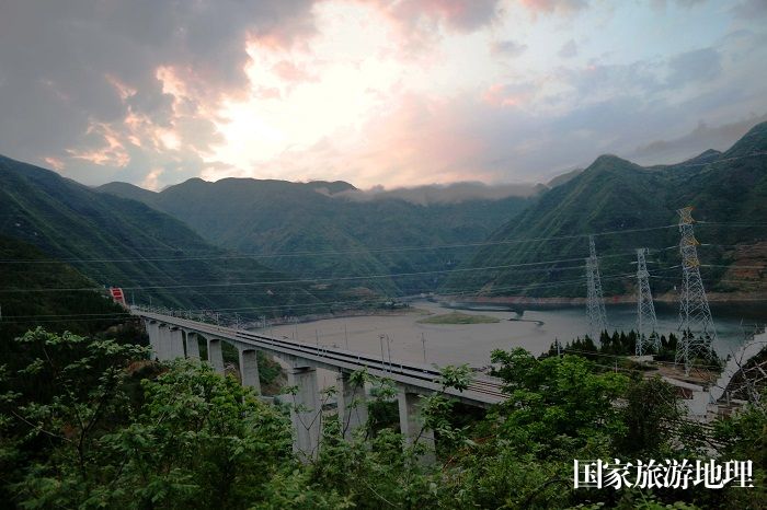 图9：经常晚霞光辉照耀在巫山站动车上。2023年5月4日，摄于重庆巫山站。唐金生摄