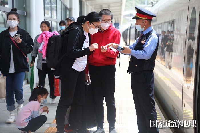 图11：巫山高铁站全体干部职工日夜竭诚迎送客服务。2023年4月29日，摄于巫山站。唐金生摄
