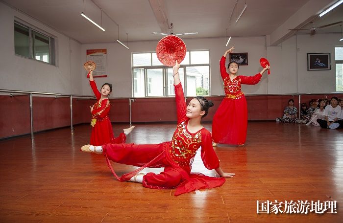 2023年5月15日，学生在贵州省从江县职业技术学校参加舞蹈比赛。