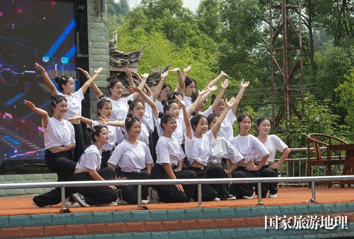2023年5月15日，学生在贵州省从江县职业技术学校的职业教育活动周启动仪式上进行舞蹈表演。 (2)