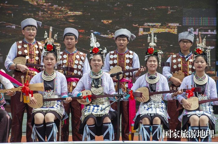 2023年5月15日，学生在贵州省从江县职业技术学校的职业教育活动周启动仪式上演奏侗族大歌。