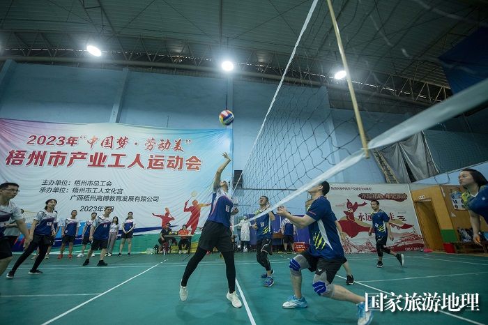 5、2023年5月19日，在广西梧州市工人羽毛球馆，参赛队员正在进行气排球男女子混合赛。（何华文）