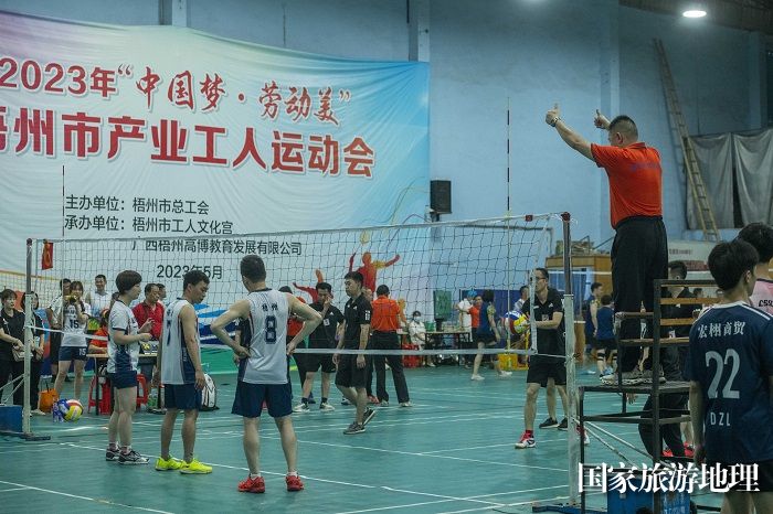 9、2023年5月19日，在广西梧州市工人羽毛球馆，参赛队员正在进行气排球男女子混合赛。（何华文）