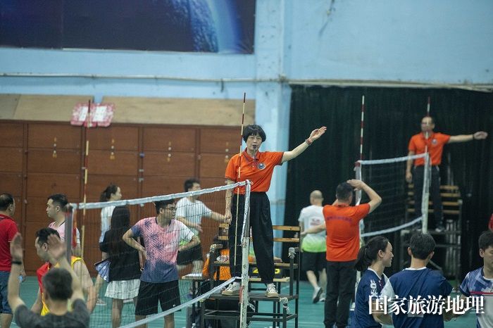 10、2023年5月19日，在广西梧州市工人羽毛球馆，参赛队员正在进行气排球男女子混合赛。（何华文）
