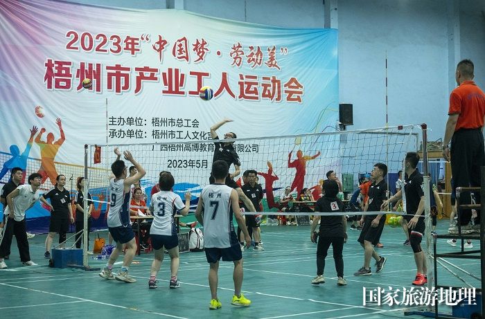 13、2023年5月19日，在广西梧州市工人羽毛球馆，参赛队员正在进行气排球男女子混合赛。（何华文）
