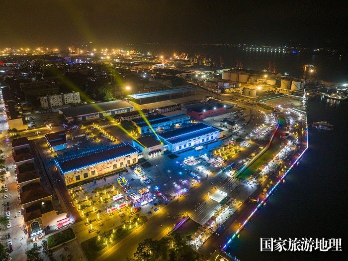 14、2023年5月22日，广西防城港市，“北港故里”历史文化中心夜景璀璨。（何华文）