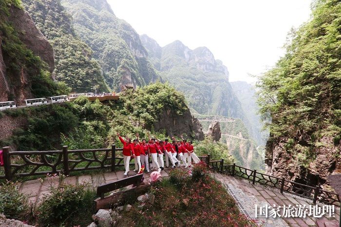 图1：游客来到“下庄天路”观景拍照。2023年5月20日，摄于重庆巫山下庄。唐金生