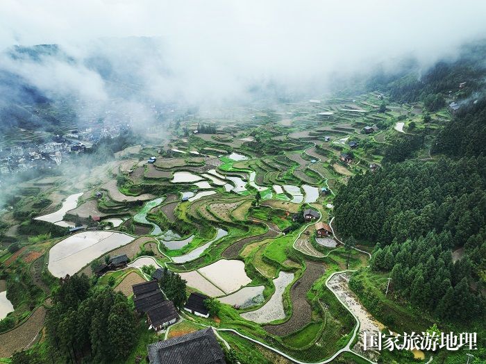 “牛耕部落”雨后景观