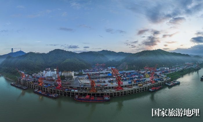 1、2023年5月27日，位于广西梧州市中外运仓码有限公司集装箱码头，停满了货运船只，集装箱装卸作业有序进行，码头一片繁忙景象。（何华文）