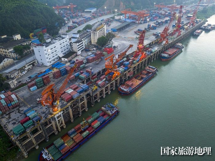 3、2023年5月27日，位于广西梧州市中外运仓码有限公司集装箱码头，停满了货运船只，集装箱装卸作业有序进行，码头一片繁忙景象。（何华文）