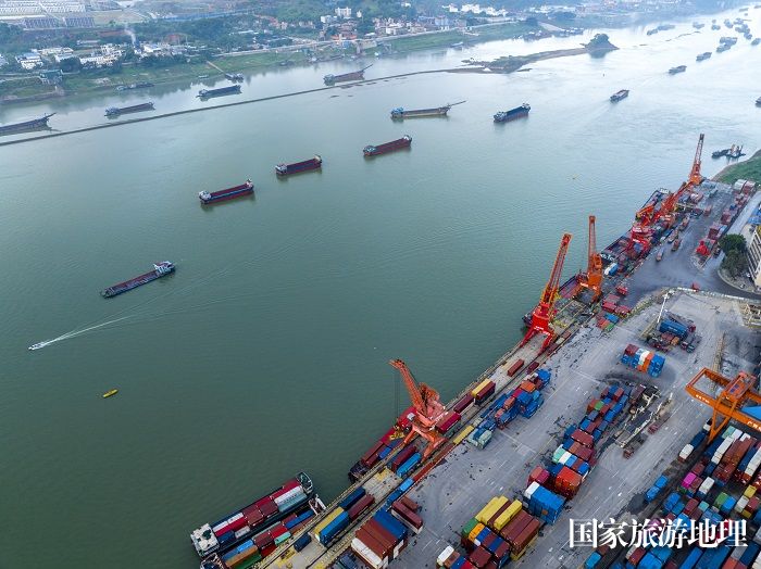 8、2023年5月27日，位于广西梧州市中外运仓码有限公司集装箱码头，停满了货运船只，集装箱装卸作业有序进行，码头一片繁忙景象。（何华文）