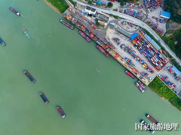 13、2023年5月27日，位于广西梧州市中外运仓码有限公司集装箱码头，停满了货运船只，集装箱装卸作业有序进行，码头一片繁忙景象。（何华文）