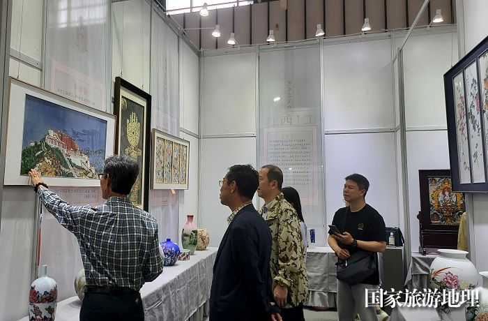 《景德镇98件陶瓷精品力作亮相第三届中国工艺美术博览会》图5
